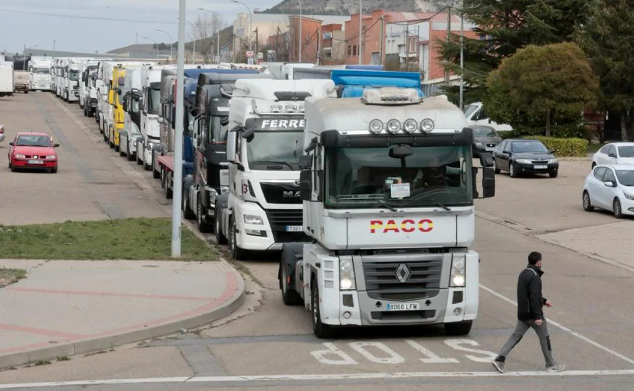 Una caravana de 70 camiones congestiona el tr fico por la huelga